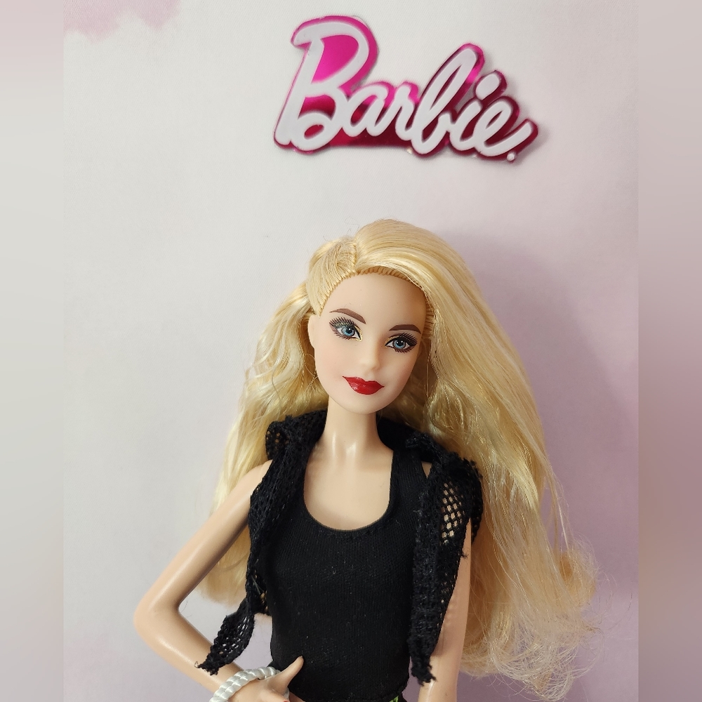 Model muse blond sporty barbie